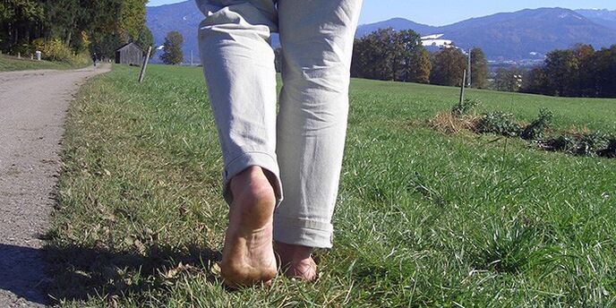 camminare a piedi nudi per aumentare la potenza